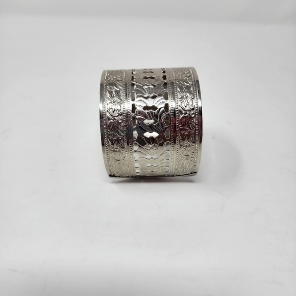 Silver Tone Floral Metal Women's‎ Cuff Bracelet - Picture 3 of 8